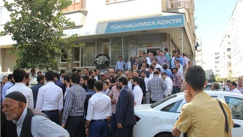 Diyarbakırlılar öldürülen doktor için taziye evine akın etti
