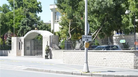 Kayseri Orduevi önündeki şüpheli paketten elbise çıktı