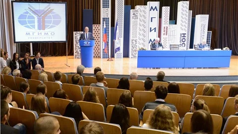 Lavrov IŞİD’le mücadelede başarı için Esed’in devrilmesinden vazgeçilmeli