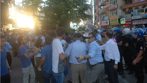 Kocaeli'ndeki 'Barış Yürüyüşü'nde ortalık karıştı