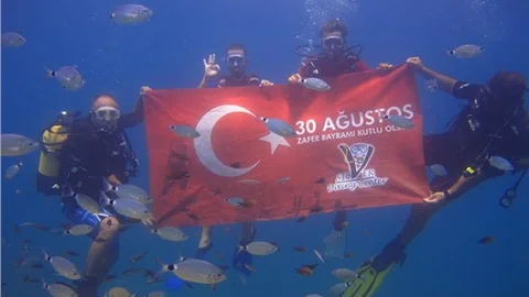 Dalgıçlar su altında Türk bayrağı açtı
