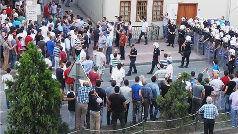 Barış yürüyüşü yapmak isteyen grup protesto edildi