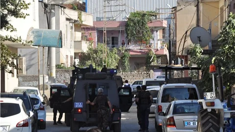 Silahlı saldırıda yaralanan komiser yardımcısı şehit oldu