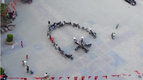 Motor tutkunlarından ay yıldız figürü