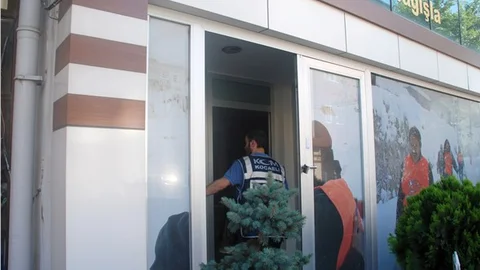 Kimse Yok Mu Derneği'nin Kocaeli Şubesi'ne 'makul şüphe' baskını
