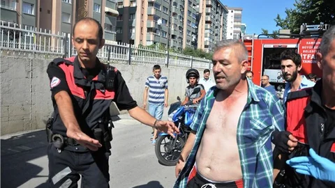 İşsizlik sonucu bunalıma giren adam, kendini evine kilitleyip evi ateşe verdi