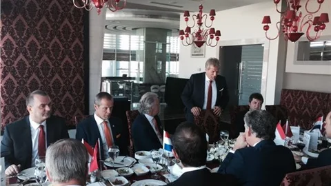 Türkiye-Hollanda maç yemeği düzenlendi