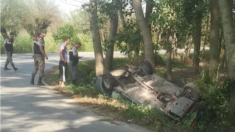 Takla atan otomobildeki iki kişi yaralandı