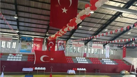 Şehit evindeki bayrağın güreş şampiyonasında salona asılmak için alındığı iddiası