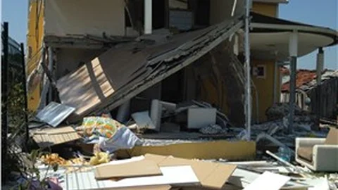 Gaz sıkışması sonucu meydana gelen patlama, evi bu hale getirdi