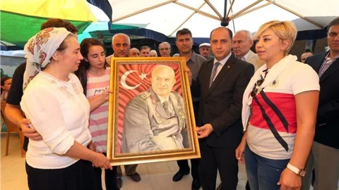 Şehit Kulaksız'ın çizdiği portresini mevlit gününde eşine hediye etti