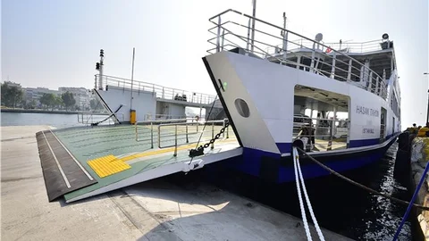 Arabalı vapur 'Hasan Tahsin', İzmir’e kavuştu