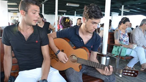 Şehr-i İstanbul'un sokaklarını resitallerle gönüllü coşturuyorlar