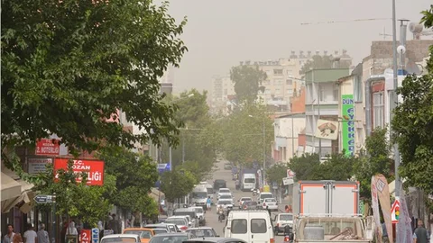 Anız dumanı ile karışan toz bulutu Kozan'da hayatı olumsuz etkiliyor