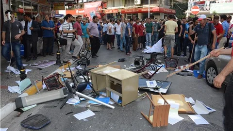 HDP Balıkesir il binasına giren bir grup eşyaları ateşe verdi