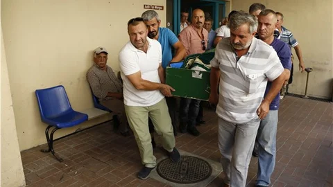 Arabasını yıkamak isterken elektrik akımına kapılarak öldü