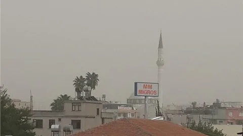 Osmaniye'ye yağmur yerine toz yağıyor