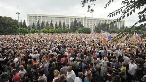 Moldova halkı buharlaşan kredilerin hesabını soruyor