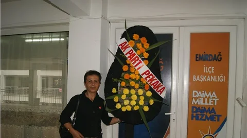 Teröre tepki için AK Parti önüne çelenk bırakan kadın, gözaltına alındı