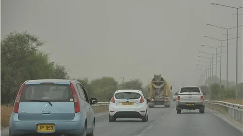 Toz bulutu etkisi altına giren Kıbrıs'ta göz gözü görmüyor