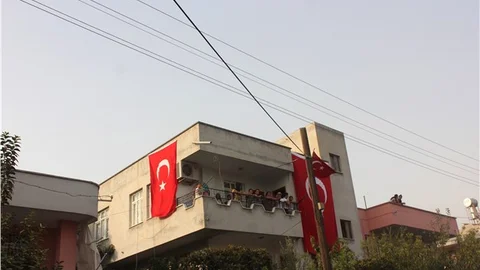 Kızı yanında şehit düşen polis memuru Özkara’nın Adana’daki evinde yas var