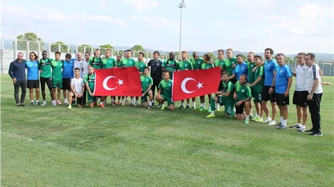 Bursasporlu futbolculardan şehitler için saygı duruşu