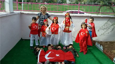 Miniklerin asker kıyafetleri ile oynadıkları oyun beğeni topladı