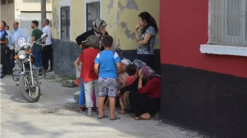 Kızının yanında şehit edilen polisin ağabeyinin evine bayrak asıldı