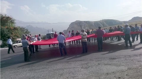 Terörü lanetleyen köylü, yolu trafiğe kapattı