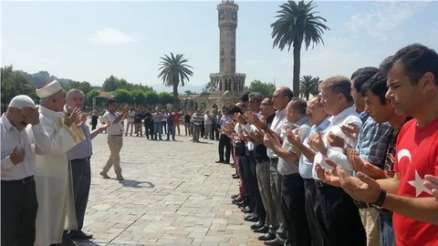 Şehitler için Konak Meydanı’nda cenaze namazı kılındı
