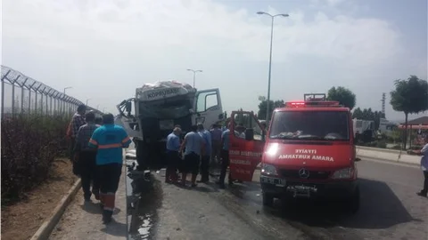 Yem yüklü kamyon, belediye otobüsüne arkadan çarptı 11 yaralı