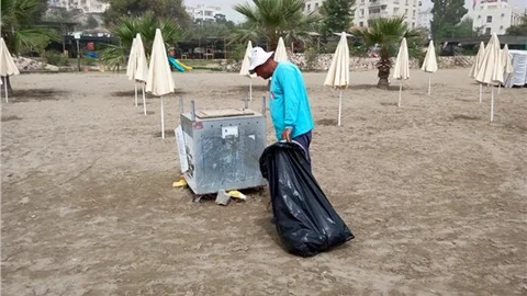 Büyükşehir’in ‘mavi yelekliler'i sahilleri temizliyor