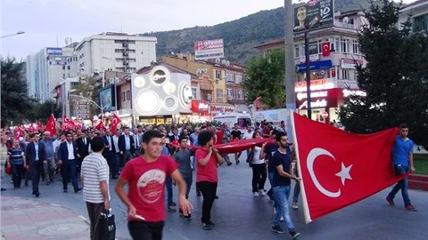 Afyon'da binlerce kişi teröre tepki yürüyüşü yaptı