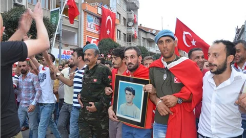 Binlerce kişi şehitler için yürüdü