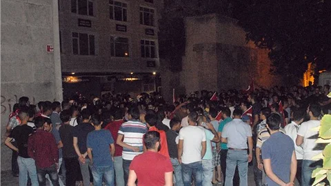 Gaz bombasının etkisinde kalan vatandaşlar tepki gösterdi