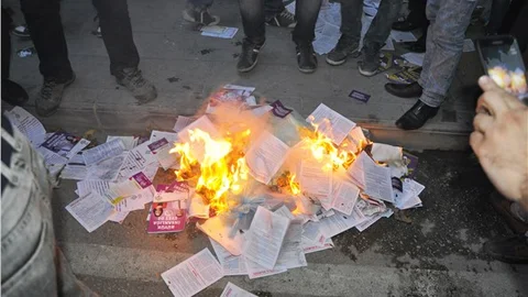 HDP binasını basıp Türk bayrağı astılar