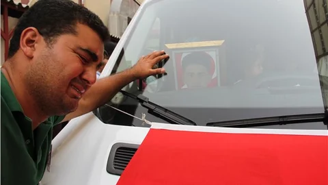 Şehidin 3 yaşındaki kızı babasının fotoğrafını elinden bırakmadı