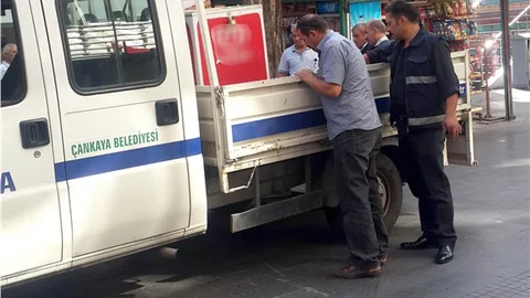 Çankaya Belediyesi, büfe önündeki işgal malzemelerini topladı
