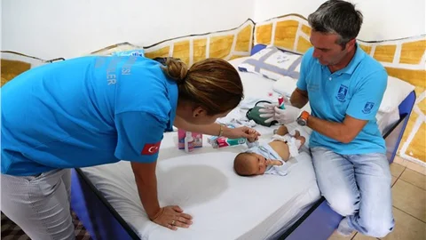 Yunanistan'a kaçarken botta sancılanan Suriyeli kadın oğlan doğurdu