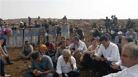 Cizre'ye yürüyen HDP'liler ile polis arasında itiş kakış