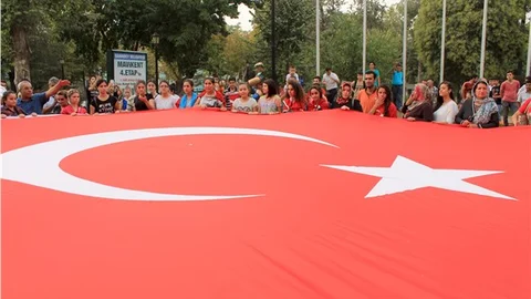 Protesto gösterisinde kadınlar dev Türk bayrağı taşıdı