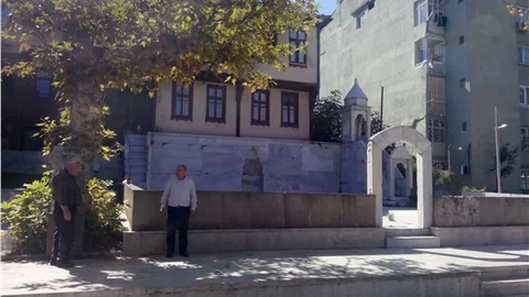 Osmanlı’nın ilk üstü açık mescidi bağımlıların mekanı oldu