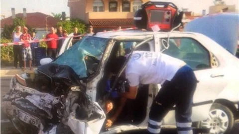 İzmir'de trafik kazası 2 ölü, 16 yaralı