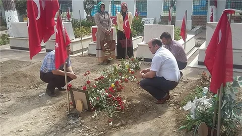 TARSUSLU ŞEHİDE ZİYARETÇİ AKINI