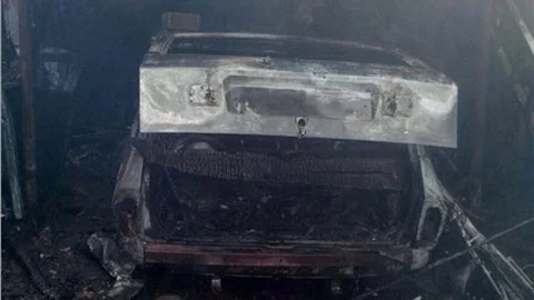 Bina garajındaki iki araç bomba gibi patladı
