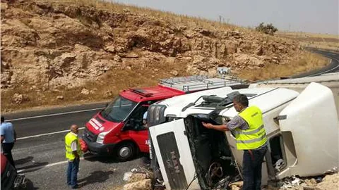 Midyat'ta virajı alamayan TIR devrildi, sürücü ağır yaralandı