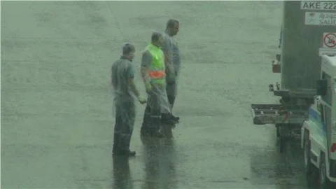 Hava ulaşımına yağmur engeli 30 sefer iptal