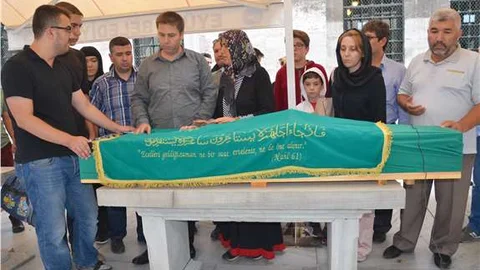 Annesini kaybeden emniyet amirine 7 saat izin