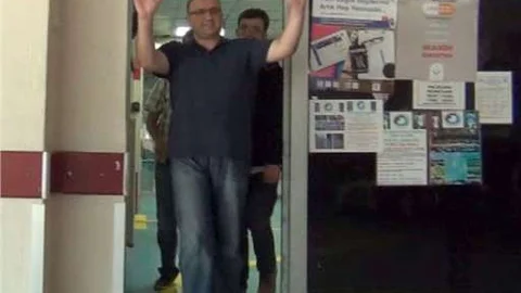 Hakkında yakalama kararı olan eski hakim Karaçöl Vatan sağolsun