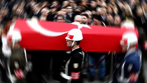 Silvan'da bir polisimiz şehit oldu.